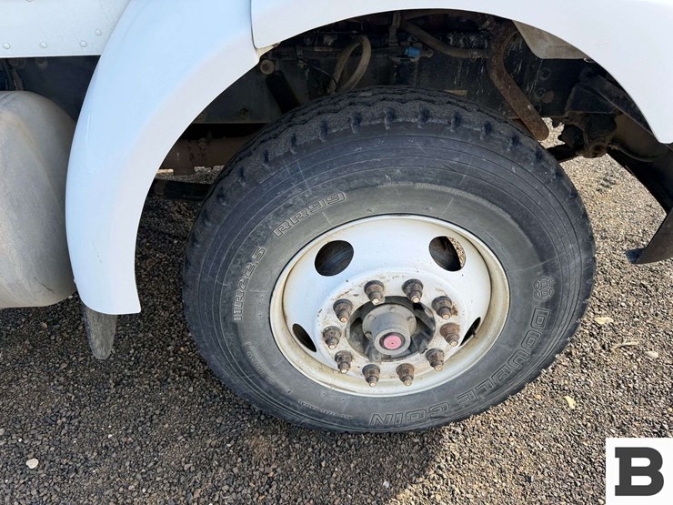 2001-peterbilt-330-image-26