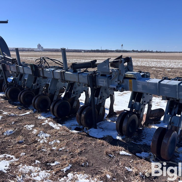 Hiniker 8R30 Folding Cultivator W/Ridging Wings