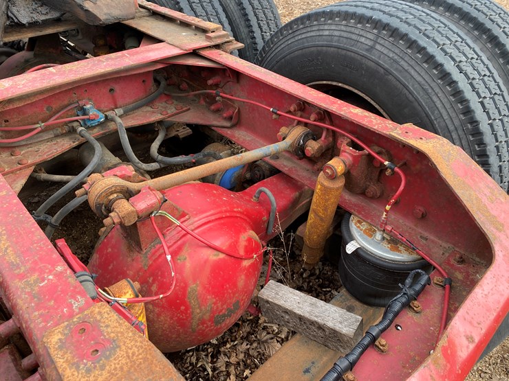 #1152-•-1994-white-gmc-tandem-axle-semi-(has-wi-title)-(non-runner)-(shawano,-wi)-image-17