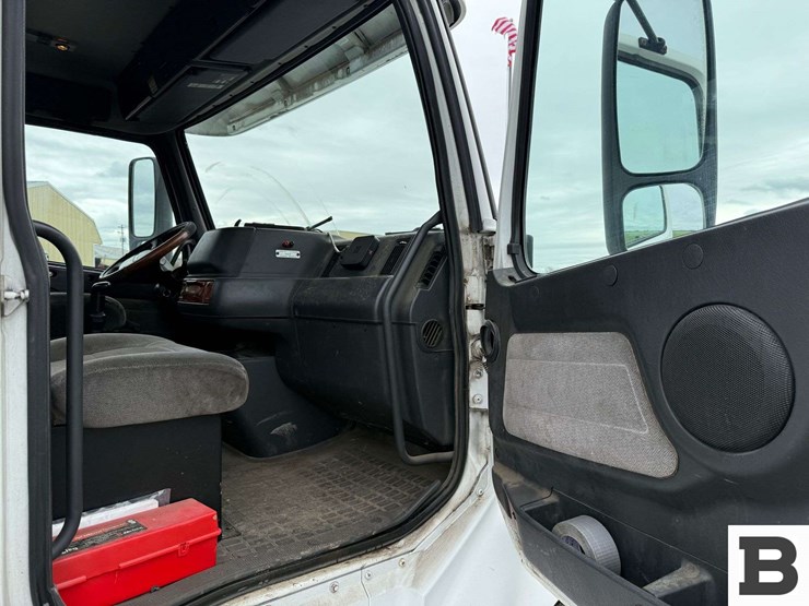 2001-volvo-vnl-tractor-truck---albany,-or-image-34