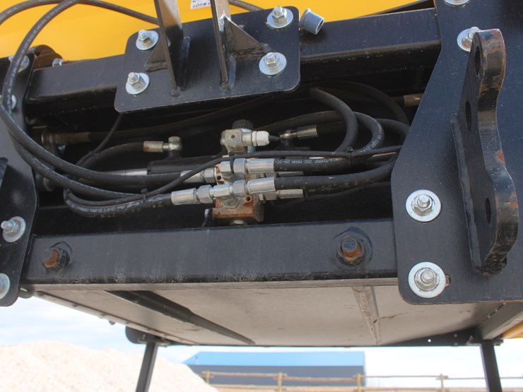 #1017-•-yellow-x24-bale-shredder-image-32