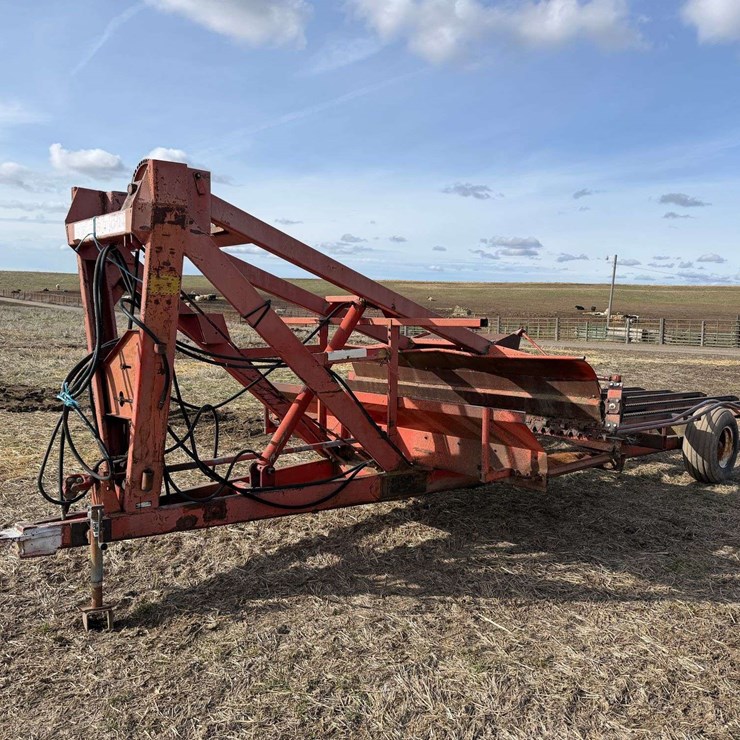 Hesston 38 Bale Feeder - Davenport, WA