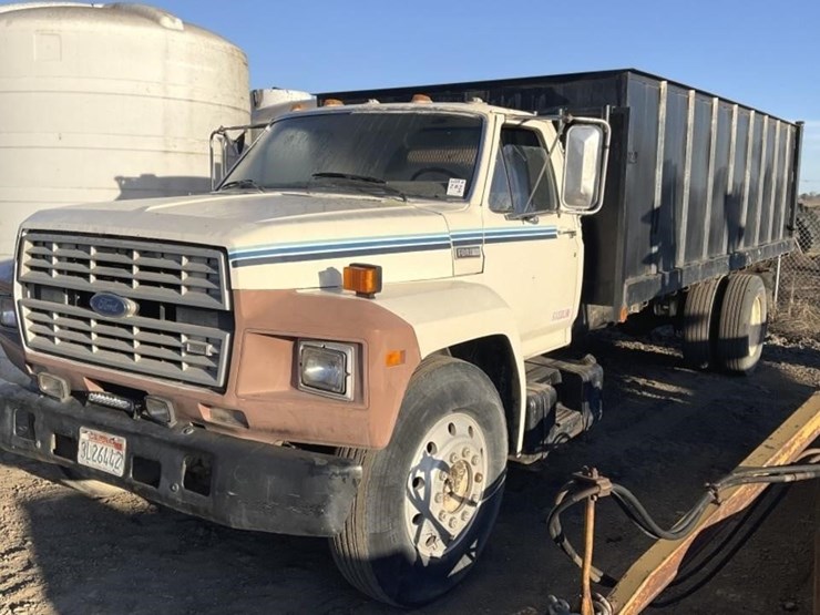 1985-ford-700-image-1