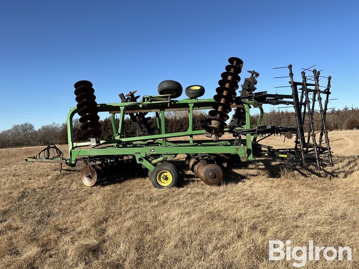 john-deere-335-image-8