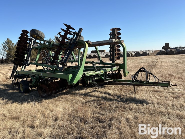 john-deere-335-image-3