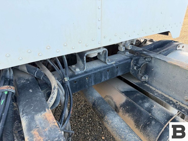 2001-peterbilt-330-image-10