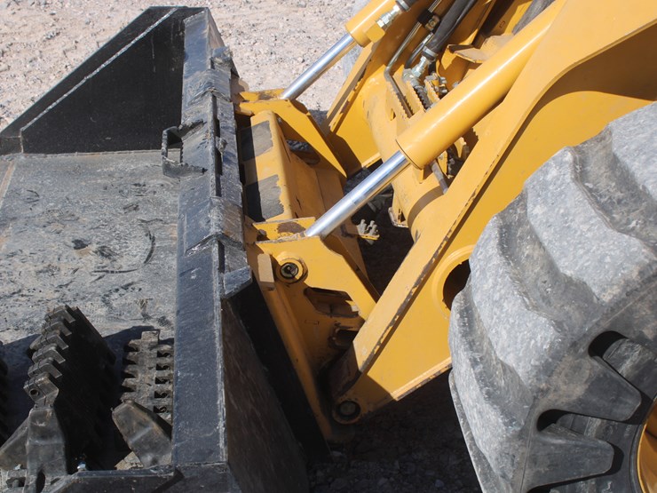 john-deere-325-image-13