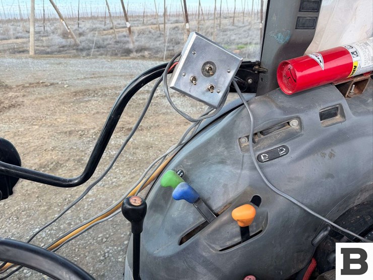 2008-new-holland-tn85fa-image-25