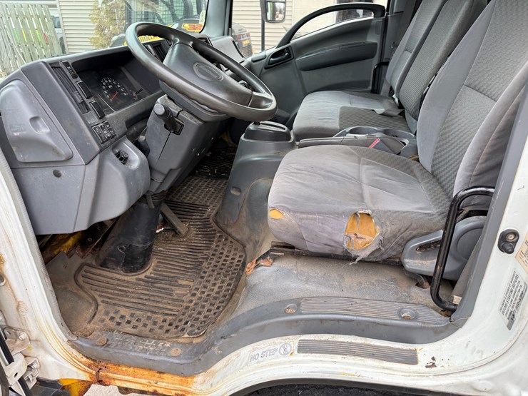 #1154-•-2009-isuzu-box-truck-(has-wi-title)-(new-berlin,-wi)-image-19