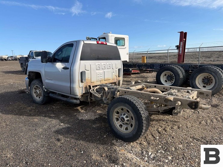 2018-chevrolet-silverado-3500-image-2