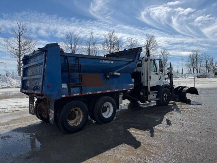 2013-freightliner-108sd-image-3