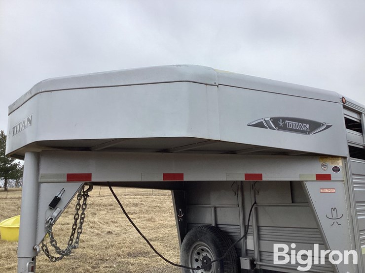 2016-titan-trailer-image-12