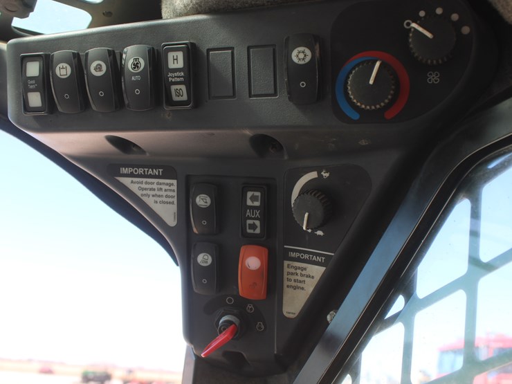 2011-deere-326d-image-26