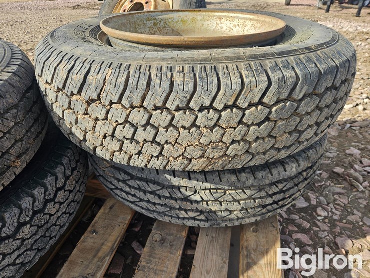 16.5"-tires-on-8-bolt-steel-dually-rims-image-13