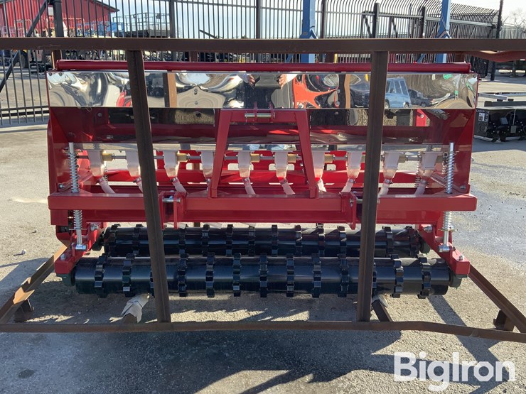 2025-massey-ferguson-730-image-2