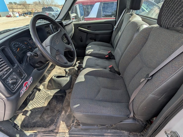 2004-chevrolet-2500-image-9