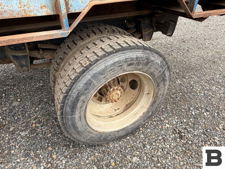 1992-ford-f700-image-12