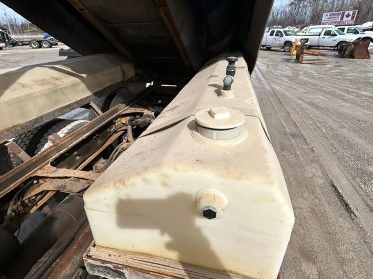 2013-freightliner-108sd-image-51