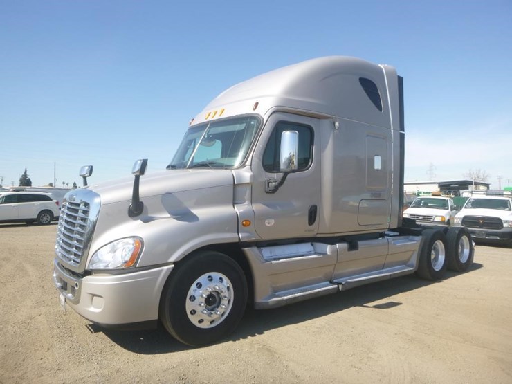 2012-freightliner-cascadia-125-image-1