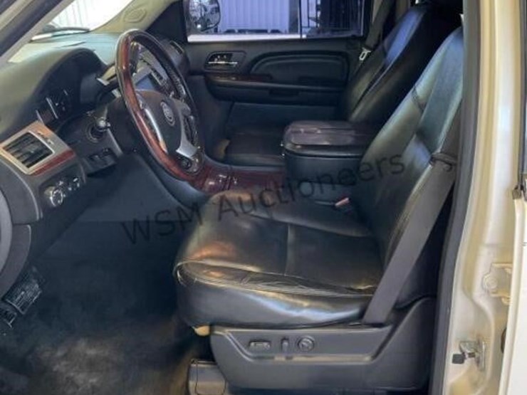 2008-cadillac-escalade-esv-image-18