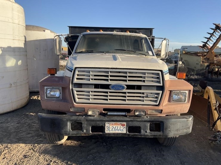 1985-ford-700-image-2