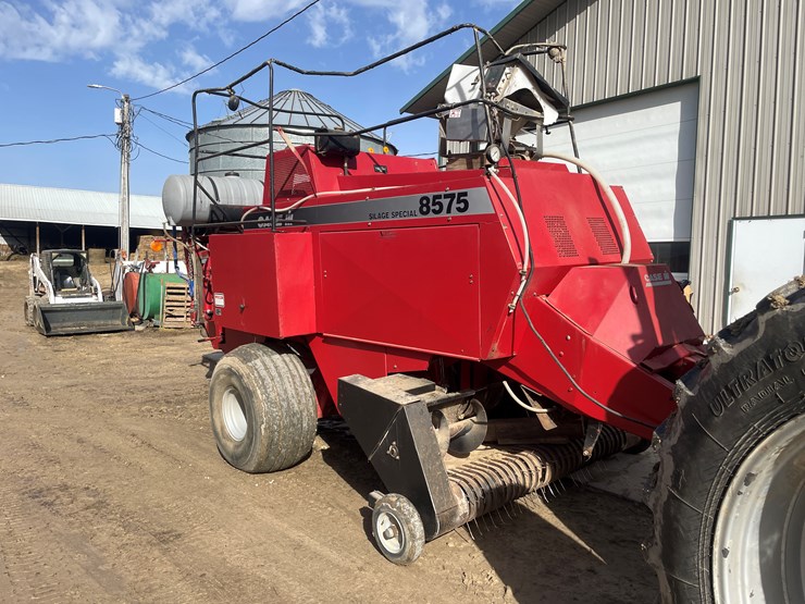 #3200-•-case-8575-square-baler-image-3