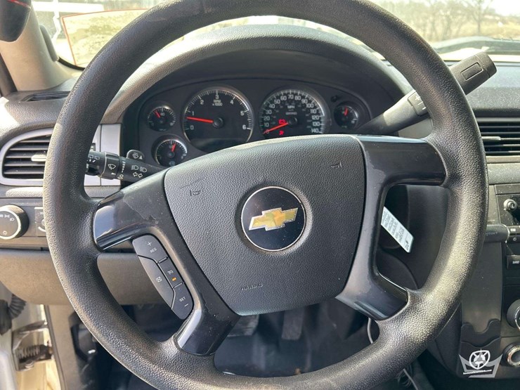 2010-chevrolet-tahoe-image-15