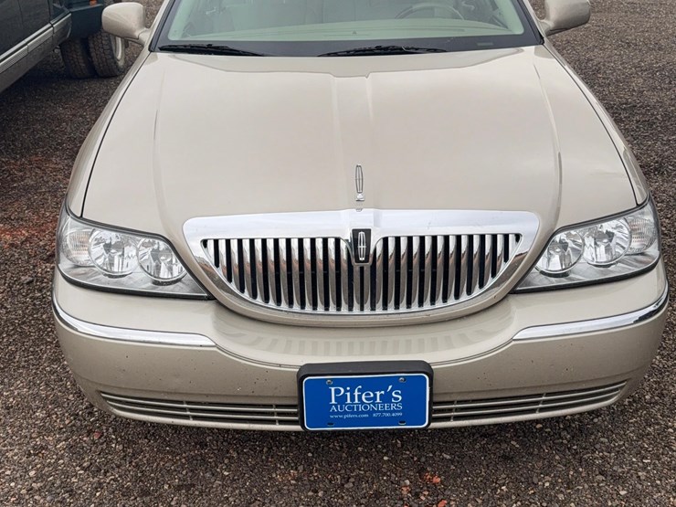 2008-lincoln-town-car-image-6