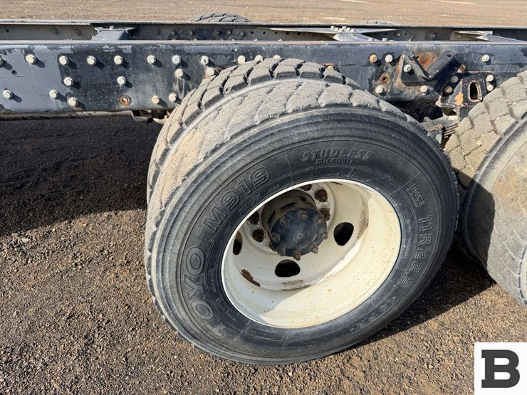 2001-peterbilt-330-image-14