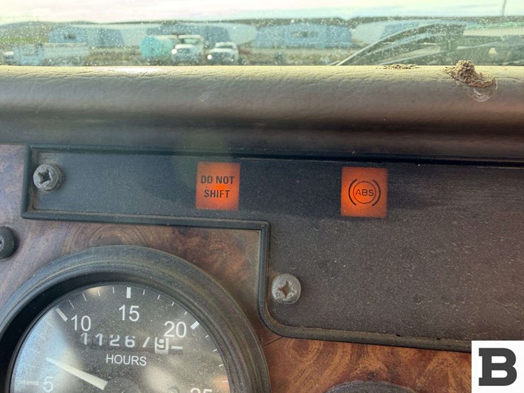 2001-peterbilt-330-image-47