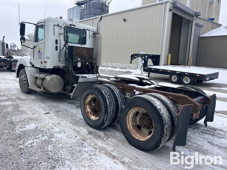 2004-freightliner-columbia-120-image-7