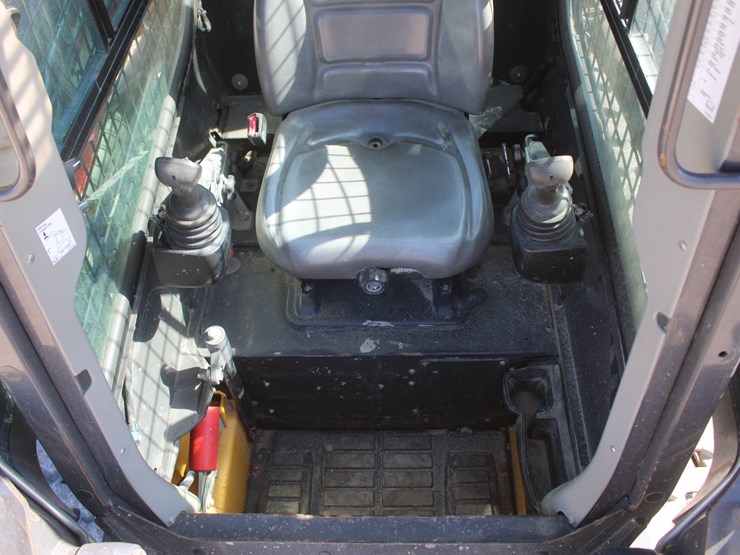 2021-new-holland-c327-image-22