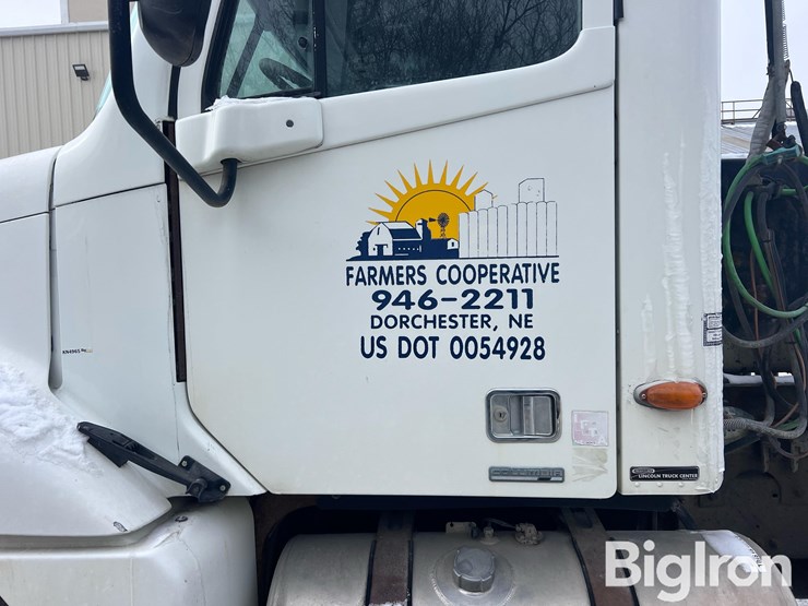 2004-freightliner-columbia-120-image-10