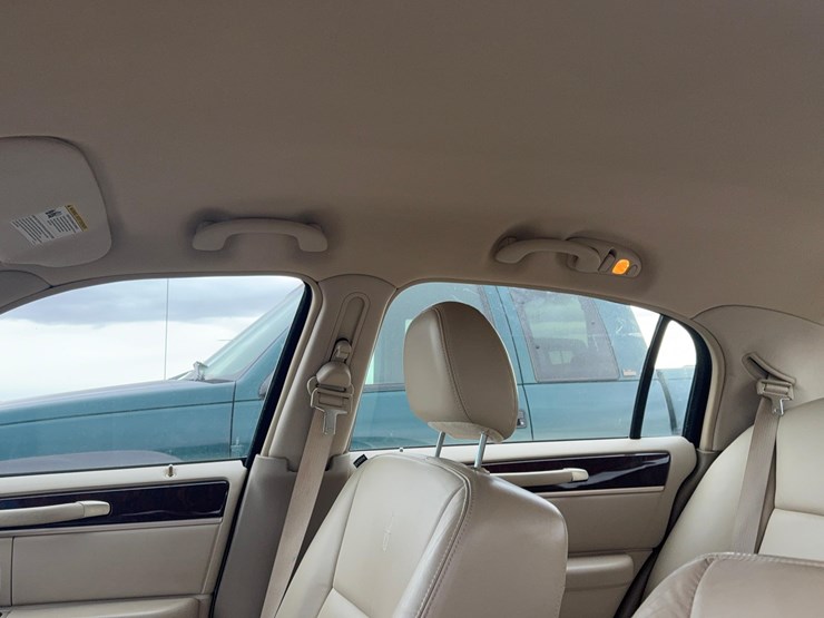 2008-lincoln-town-car-image-16