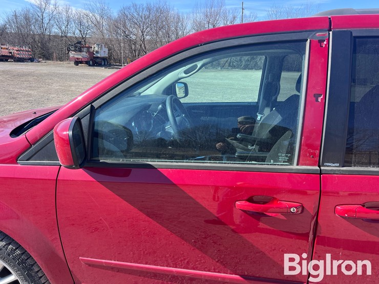 2013-dodge-grand-caravan-sxt-image-14