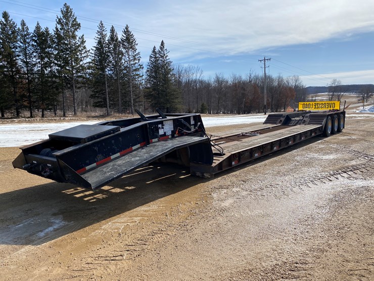 #1100-•-2010-witzco-rg-50-tri-axle-lowboy-semi-trailer-(has-wi-title)-(colfax,-wi)-image-1
