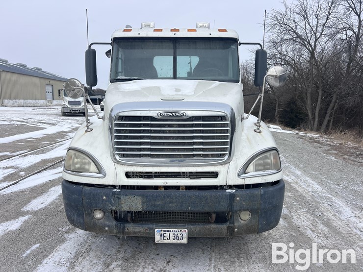 2007-freightliner-columbia-120-image-2