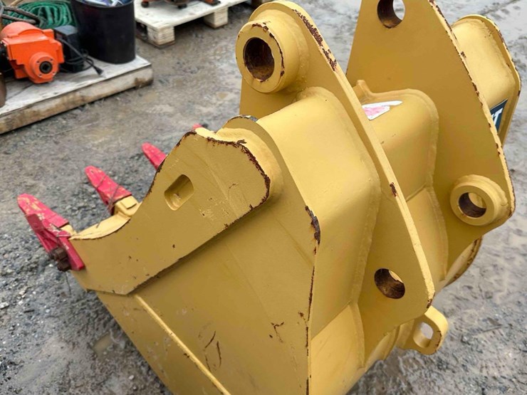 26"-cat-backhoe-bucket-with-side-cutters-image-5