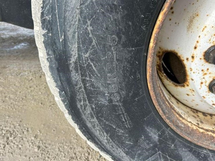 2013-freightliner-108sd-image-68