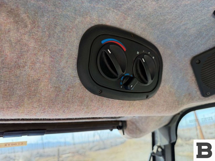 2008-new-holland-tn85fa-image-41