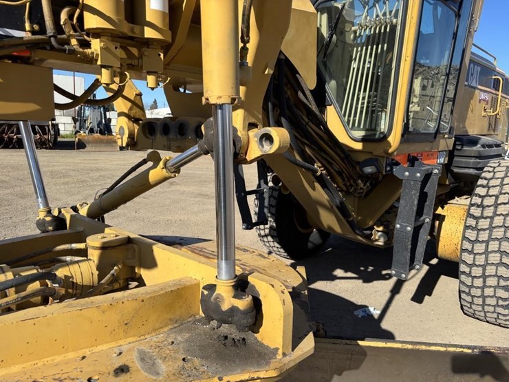 caterpillar-143h-image-12