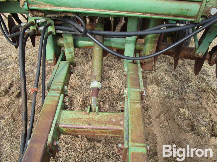 john-deere-335-image-13