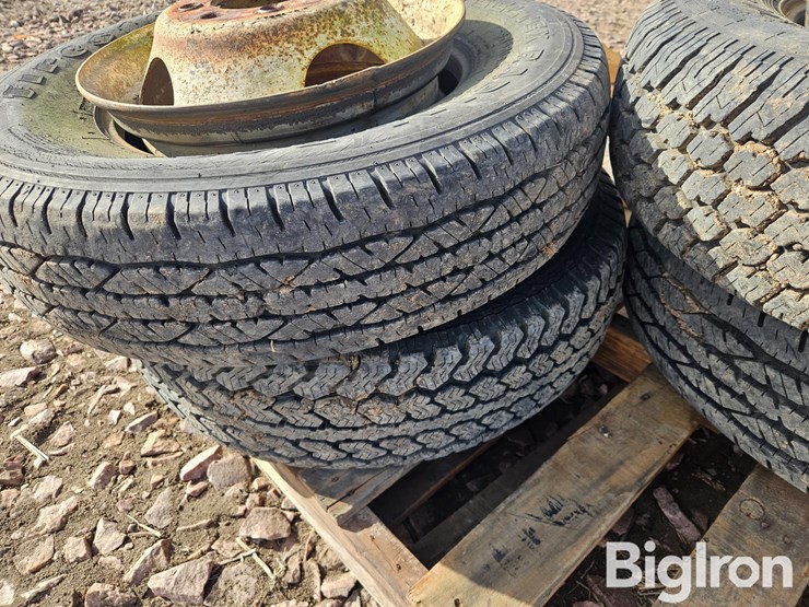 16.5"-tires-on-8-bolt-steel-dually-rims-image-12