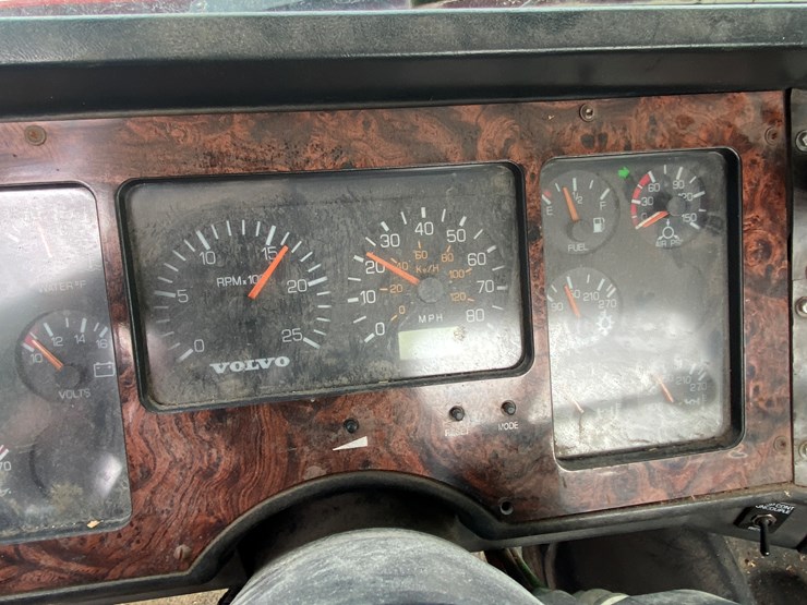 #1152-•-1994-white-gmc-tandem-axle-semi-(has-wi-title)-(non-runner)-(shawano,-wi)-image-32