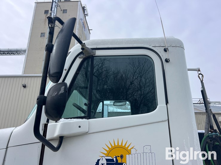 2004-freightliner-columbia-120-image-9