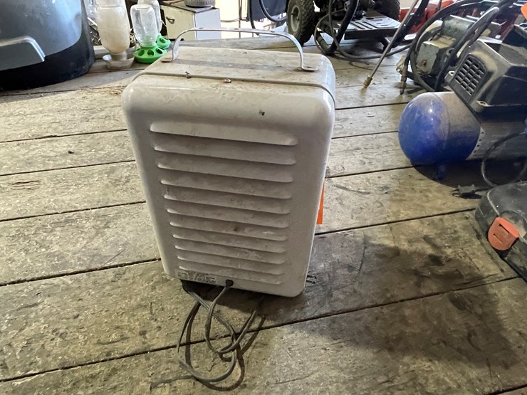 #7212-•-(2)-electric-milkhouse-heaters-image-12