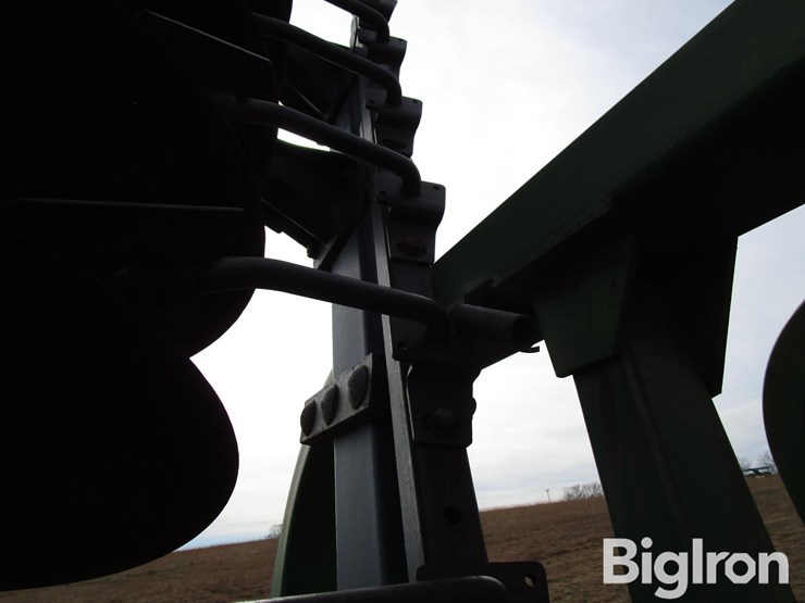 john-deere-335-image-17