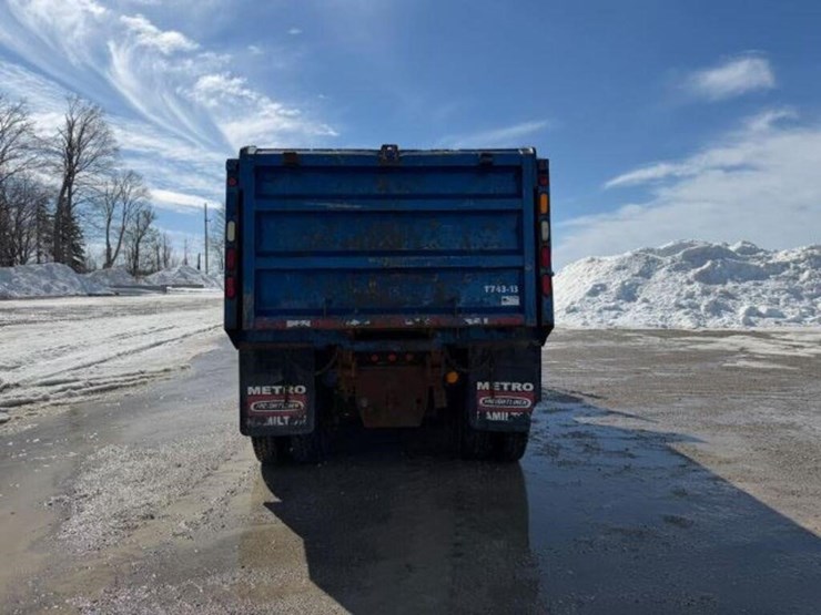 2013-freightliner-108sd-image-5