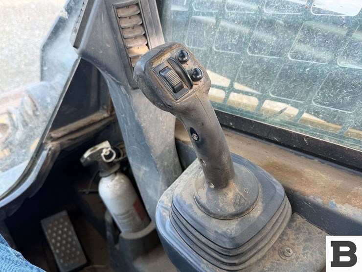 2010-john-deere-329d-image-42