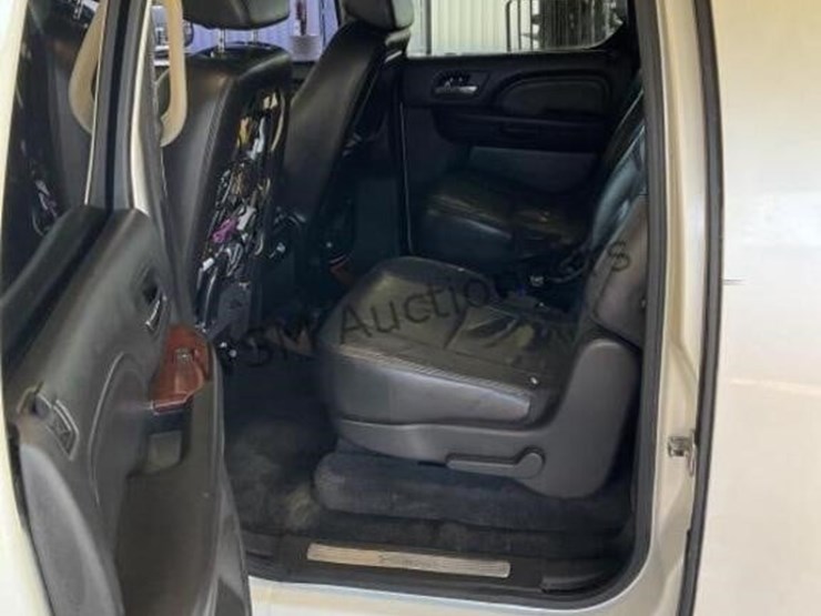 2008-cadillac-escalade-esv-image-21